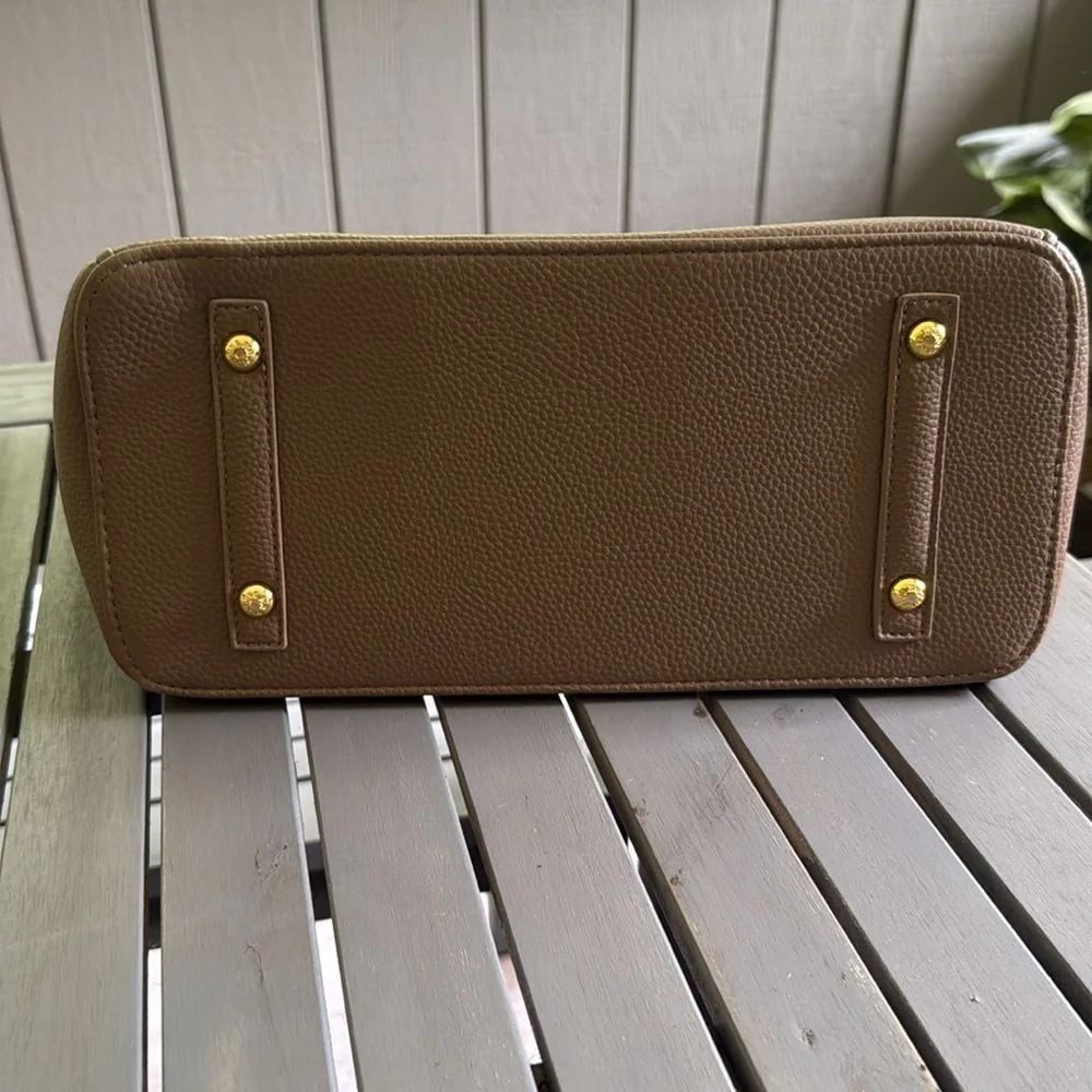 Elegant Tan Leather Handbag - Picture 7 of 8